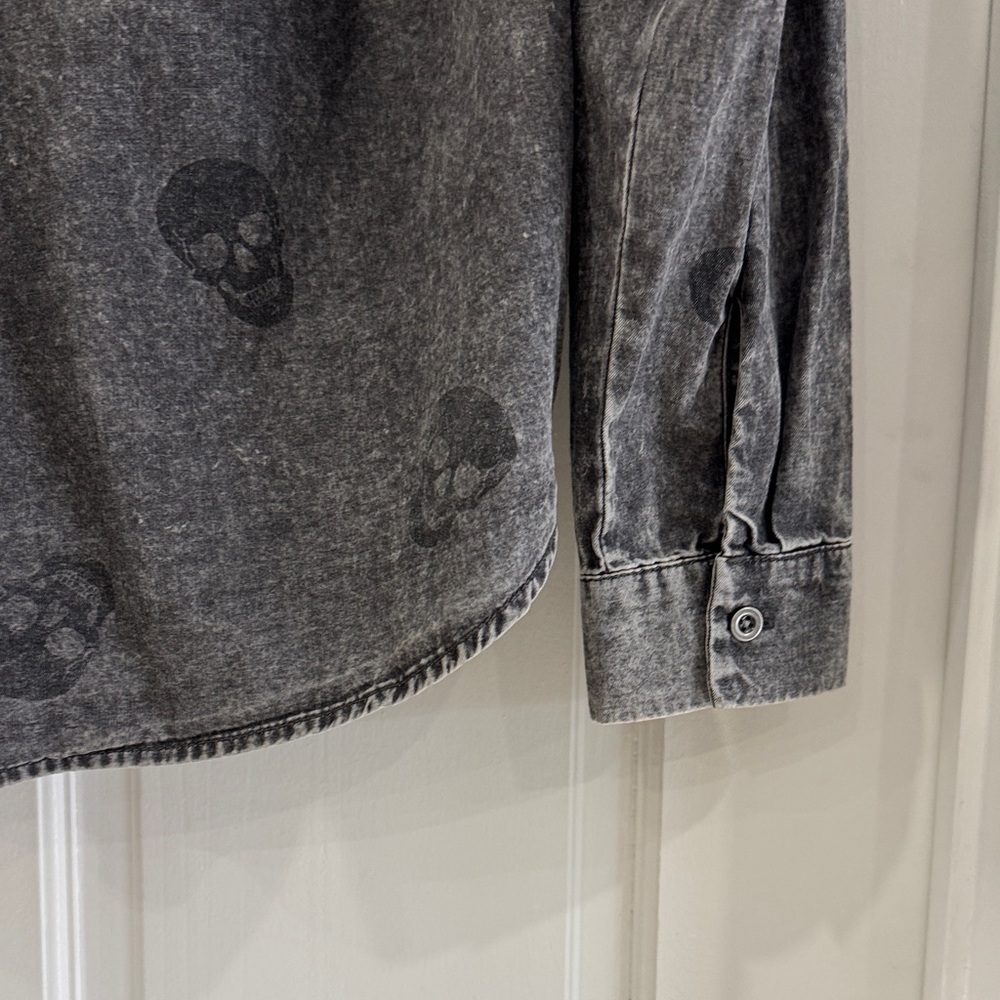 NWT Jane + Delancey Gray Skull Button-Up Shirt - Picture 7 of 10